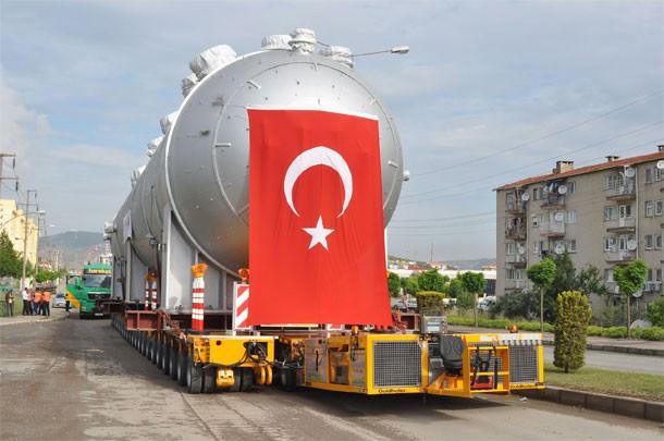 <p>Güzergahta bulunan 3 üst geçidin sökülüp yeniden yapılacağı 11 köprünün işlem göreceği dere yataklarına da yol yapılacağı öğrenildi.</p>