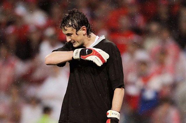 <p>Türkiye'nin en golcü ikinci oyuncusu olan Tuncay, Volkan Demirel'in kırmızı kart gördüğü Çek Cumhuriyeti maçında kaleye geçerek EURO 2008'de ilginç bir tecrübeyi daha tattı.</p>
<p> </p>