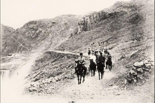 Yeni Mekke Emiri Şerif Ali Haydar Paşa, Fahreddin Paşa ve Medine Muhafızı Basri Paşa, Medine Telsiz Telgraf İstasyonu’nun temel atma törenine giderken.