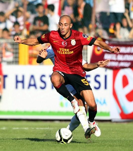 <p>Kayserispor ile Amrabat için transfer pazarlığına giren Galatasaray, Faslı oyuncuyu uzun uğraşlar sonrasında kadrosuna kattı. Fas Milli Takımı’nın 2012 Londra Olimpiyatları'ndan elenmesi sonrası İstanbul'a gelen Amrabat, taraflarca havalanında coşkuyla karşılandı.</p>