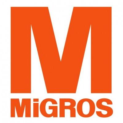 <p>1954 yılında İsviçre Migros Kooperatifler Birliği ve İstanbul Belediyesi'nin girişimleri ile kuruldu. Türkçe bir anlamı yok. Gıda ve tüketim maddelerini belediye kontrolü altında üreticiden toplayıp ve sağlığa uygun koşullarda ve ekonomik fiyatlarla İstanbullulara ulaştırma amacıyla kurulmuş. İlk zamanlar tüketim maddelerini İstanbullu tüketicilere 45 satış arabası ile ulaştırırken, daha sonra ilki 1957'de Balık Pazarı'nda Beyoğlu mağazası olmak üzere çeşitli semtlerde mağazalar açıldı. Migros bu dönemde İstanbulluların güvenini ve ilgisini kazandı.</p>