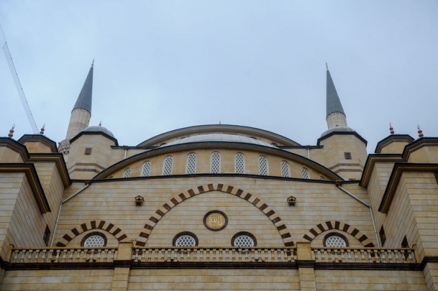 <p>Sabancı ve Kocatepe'den sonra Türkiye'nin 3. büyük mabedi olma özelliğine sahip olan caminin hat işlemelerini de Türkiye'nin en önemli hat ustaları arasında gösterilen Arif Yücel yaptı.</p>