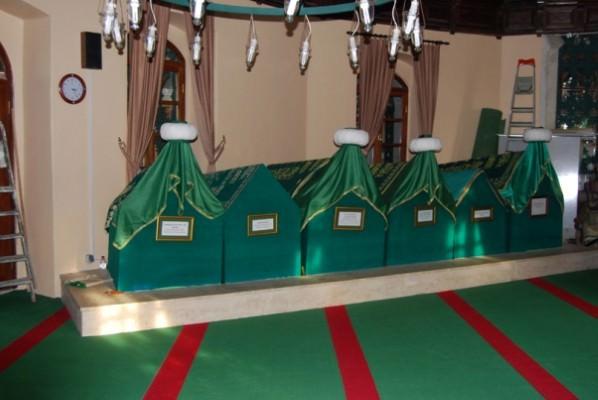 <p>Bala Süleyman Ağa Türbesi<br /><span><br /> Veledi Karabaş Mahallesi Bala Süleyman Ağa Camii Silivrikapı<strong></strong></span></p>