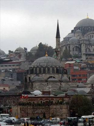 Rüstem Paşa Camii - Tahtakale Kanuni Sultan Süleymanın vezirlerinden ve aynı zamanda damadı olan Rüstem Paşa için Mimar Sinana yaptırıldı (1561).