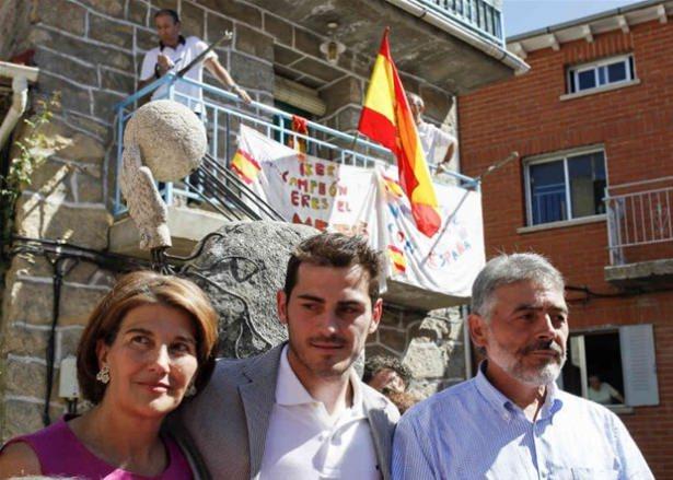 <p>Iker Casillas'ın babası tam bir bahis delisi. Oynanan bütün La Liga maçlarına yüklü miktarda bahis yapıyor.</p>
