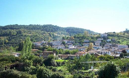 Şirince: Ege'de bir Rum köyü: İzmir'in Efes harabeleriyle ünlü Selçuk ilçesinin 8 km. doğusunda üzüm bağlari, şeftali bahçeleri ve zeytinliklerle çevrili tarihi bir Rum koyu Şirince. Burada yapılan Şirince evleri de 19. yuzyıl Anadolu mimarisini yansıtıyor. 21 Aralık'ta Maya Takvimine göre kıyamet kopacak iddiası küçük köyü dünya ve Türkiye gündeminin üst sıralarına taşıdı. Şimdi herkes buraya akın ediyor!