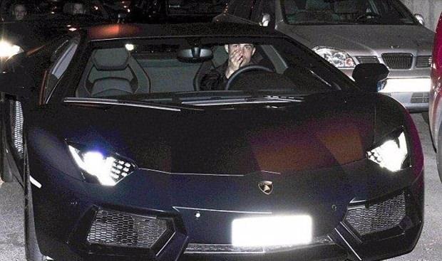 <p><strong>Cristiano Ronaldo</strong><br />
<br />
Dünyaca ünlü Portekizli yıldız Cristiano Ronaldo'nun otomobillerinde biri Lamborghini Aventador LP700-4</p>

<p> </p>
