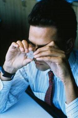 <p>Hiçbir alıcı çıkmayınca, pırlantanın İngiltere Kralı VII. Edward’a hediye olarak verilmesine karar verildi. Çok ilginçtir ki, Kral da, bu kadar büyük bir pırlantaya ne yapacağını bilememenin şaşkınlığını yaşamıştı. Sonunda mantık baskın geldi ve bu büyük taş kesilerek iki parçaya bölündü: bunlardan birine Cullinan I denilirken diğerine ise Cullinan II olarak adlandırıldı. Bu iki taştan büyük olanına (Cullinan I) daha sonra “Afrika’nın Büyük Yıldızı” adı verildi.</p>