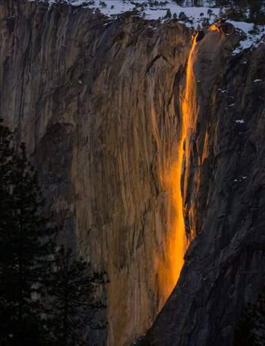 <p>ABD’nin California eyaletinde bulunan Yosemite Milli Parkı şelalesi her yıl Şubat ayında bu ilginç görüntüye sahne oluyor...</p>