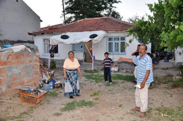 Yılanlar yüzünden önce evinden sonra da eşyalarından olan Soygenç, üç tanesini öldürmeyi başardı. 3 yılan ise firarda. Yaşadığı olayı anlatan Orhan Soygenç, haberleri olmadan günlerden beri yılanlarla birlikte yaşadığını söyledi. Soygenç, "Eve giremiyorum. Her tarafı yılanlar bastı. Evin her tarafında yılanlar yuva yaptı. Her yerde yılan var. Çekyatların içinde bu yılanları çıkarttık. Çekyatları yaktık. Kapı, çerçeve kalmadı. Evin arkalarını yıktık. İki tane daha var içeride onları bulamıyorum. Kızanlar, çoluk çocuk evde yatar. Bunlar zehirli yılanlar. Sokacak onları." dedi.