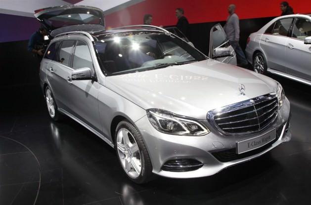 Şirketin tarihinde en kapsamlı "makyaj"dan geçirilen Mercedes-Benz E Sınıfı da fuarda tanıtılan otomobiller arasında.
