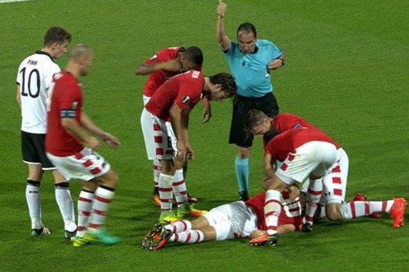 <p>AZ Alkmaar futbolcusu Alireza Jahanbakhsh, yedek kulübesinin önünde dizlerinin üzerine çöktü ve arkadaşı için ağlamaya başladı.</p>