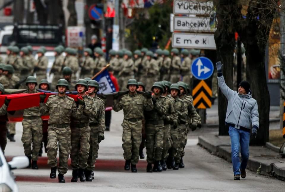 <p>Atatürk'ün Ankara'ya gelişinin 97. yıl dönümü etkinlikleri kapsamında "Atatürk Garnizon Koşusu" düzenlendi.</p>
