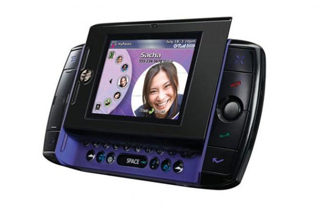 <p>Danger Hiptop/Sidekick - Kanadalı RIM’in (yeni adıyla BlackBerry), QWERTY klavyeli telefonlarıyla milyonları etkisi altına almasından önce, bu işi Danger Hiptop başardı. Diğer adı T-Mobile Sidekick olan telefon, 6,6 cm’lik ekranı ve internet bağlantısıyla kısa sürede başarı yakaladı. Hiptop’ın işletim sistemi, uygulamalara izin verdiği gibi, sadece SMS yoluyla değil, AOL’nin AIM mesajlaşma hizmetiyle de yazışma imkanı sunuyordu.</p>
