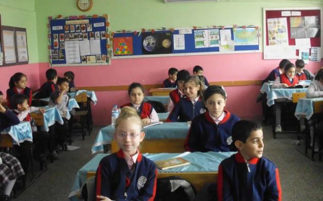 ''Yaşayan Diller ve Lehçeler'' adlı seçmeli ders ise 28 bin 583 öğrenci tarafından tercih edildi. Bu dersi en çok Güneydoğu Anadolu Bölgesi illerindeki öğrenciler seçti. Diyarbakır'da 6 bin 580, Mardin'de 3 bin 792, Batman'da 3 bin 373, Şırnak'ta 2 bin 769 öğrenci ''Yaşayan Diller ve Lehçeler'' dersini almak istedi.