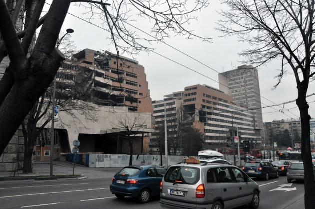 <p>Şimdi de Belgrad'ın merkezinde yer alan ve 1999'da NATO tarafından bombalanan binaları gözlemliyoruz.</p>
