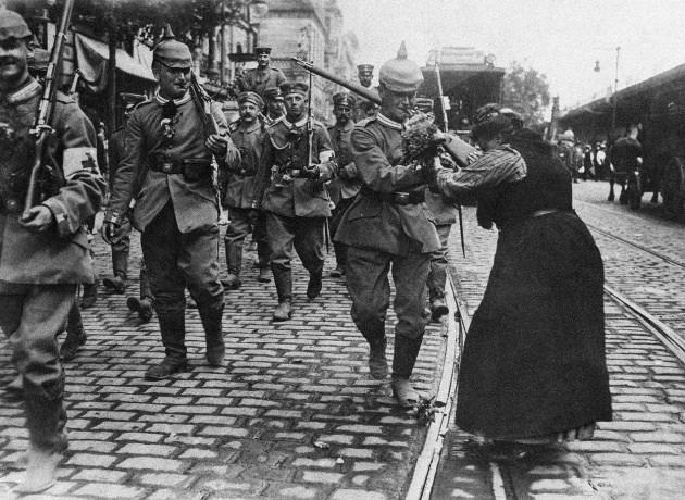 <p>6. Prusya ordusundan askerler Ağustos 1914'te Berlin'den ayrılırken<br />
<br />
Suikastten kısa bir süre sonra Avusturya Macaristan imparatorluğu Sırbistan'a savaş ilan etti. Bu savaş ilanı ile Almanya, Avusturya-Macaristan, Rusya, Fransa, Britanya ve Japon orduları teyakkuza geçti. </p>