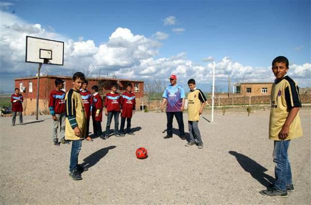 Veysi Gündüz de (50) futbolu öğrendiği günden bu yana Trabzonspor taraftarı olduğunu, sevdiği takımın birçok kez taraftarına şampiyonluk sevinci yaşattığını kaydetti. Takımın tekrar şampiyon olmasını dilediğini ifade eden Gündüz, bir dönem hayran olduğu futbolcu Hami Mandıralı'nın takımın teknik direktör olmasına çok sevindiğini, Mandıralı'nın takımı toparlamaya başladığını anlattı.