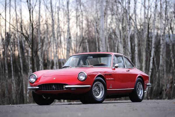 <p><strong>1967 Ferrari 330 GTC</strong> <br />Otomobilin 390 bin ile 450 bin dolar arasında alıcı bulması bekleniyor.</p>