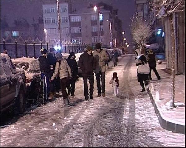 Vatandaşlar bu gece de zaman zaman etkili olan kar yağışının tadını çıkarttı. Fatih'te kar yağışının gece saatlerinde de devam etmesiyle vatandaşlar sokalara ve parklara akın ederek karın keyfini çıkarttı. 