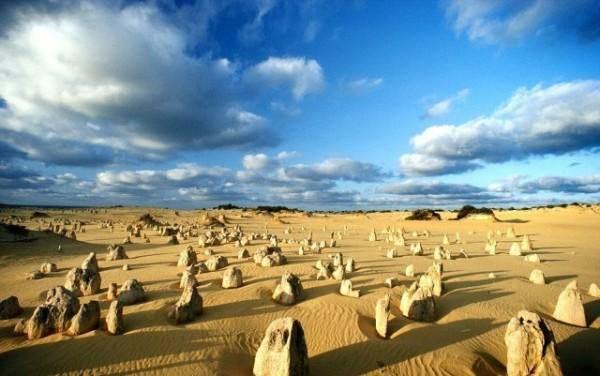 <p>Peculiar Kayaları, Nambung Ulusal Parkı, Batı Avustralya 30,000 yıl önce denizin çekilmesiyle oluşmuş, boyları 5 metreyi bulabilen kireç taşı kayaları.</p>