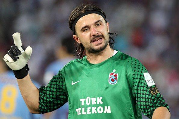<p><strong>Onur Kıvrak (Trabzonspor, 2007-08)</strong><br /><br />2007-08 sezonunda Ersun Yanal tarafından devre arasında transfer edilen oyuncu ilk sezonunda sadece 4 maçta görev alabildi. Ertesi sezonda da sadece 2 Türkiye Kupası'nda bordo mavili takımın formasını giyebilen Onur'un yıldızı 2009-10 ve 2010-11 sezonlarında parladı. 2010-11 sezonunda sakatlık geçirene dek müthiş bir performans sergileyen eldiven Milli Takım'a kadar yükselmeyi başardı. Geçtiğimiz sezon sakatlık nedeniyle fazla forma şansı bulamayan Onur, bu sezon Tolga Zengin'in sakatlığı nedeniyle eldivenlerini geri aldı ve müthiş performansını sergilemye devam ediyor. </p>