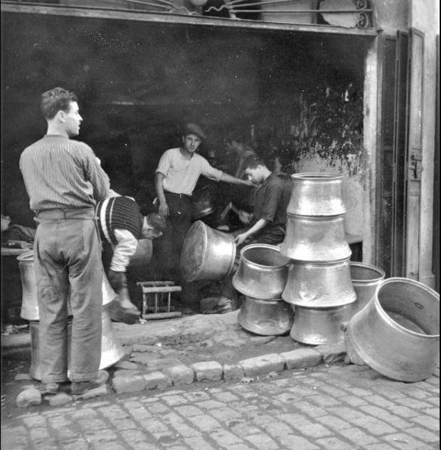 <p>Bakırcılar Caddesi (1940'lı yıllar. Beyazıt)</p>