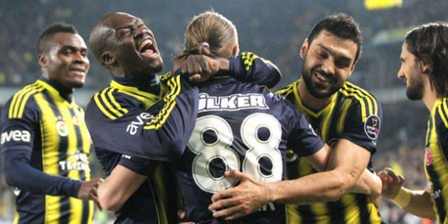 2013 YILININ "DERBİ KRALI" FENERBAHÇE Türk sporunun "Üç Büyükleri" olarak adlandırılan Fenerbahçe, Galatasaray ve Beşiktaş'ın, geride kalan 2013 yılında futbol, basketbol ve voleybol branşlarında ligde yaptıkları derbi maçlarında, en başarılı ekip Fenerbahçe oldu. 2013 yılında İstanbul'un köklü kulüpleri futbol, erkek ve kadın basketbol ile erkek ve kadın voleybol branşlarında birbirleriyle toplamda 35 mücadelede karşı karşıya geldi. Bu maçlarda 18 galibiyet elde eden Fenerbahçe takımları, seyircilerini en en fazla sevindiren taraf oldu. Sarı-lacivertlileri, 14 galibiyetle Galatasaray, 2 galibiyetle Beşiktaş izledi. Futbolda Fenerbahçe ile Beşiktaş arasındaki bir karşılaşma ise beraberlikle sonuçlandı.