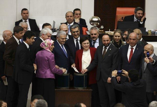 <p>Cumhurbaşkanı, kanunların uygulanmasını sağlamak üzere ve bunlara aykırı olmamak şartıyla yönetmelikler çıkarabilecek. Kararnameler ve yönetmelikler, yayımdan sonraki bir tarih belirlenmemişse, Resmi Gazete'de yayımlandıkları gün yürürlüğe girecek.</p>

<p> </p>
