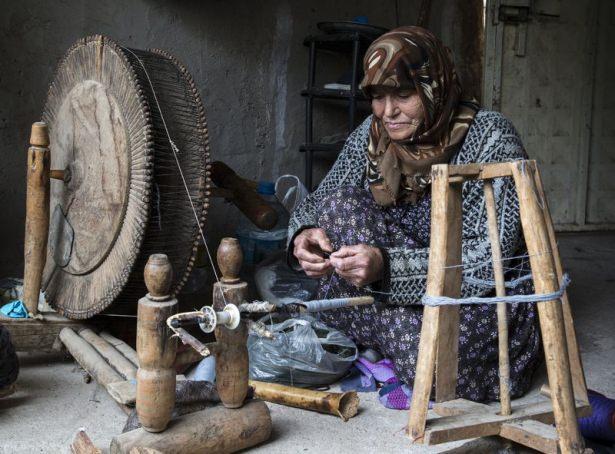<p>Dokuduğu kumaşı 50 yıldır kullanıyor</p>

<p>Ürünlerinin uzun ömürlü olduğunu, kalitesiyle adından söz ettirdiğini vurgulayan Akdemir, "Öyle hemen solmaz ve yıpranmaz. Çocuklarımla yaşıt dokuduğum kumaşlar var, hala kullandığım. Yaklaşık 50 yıl önce dokuduğumuz çarşafları bugün bile kullanıyorum. Yakmadıktan, kesmedikten sonra kolay kolay eskimez" dedi. </p>

