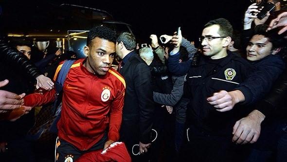 <p><strong>GALATASARAY GELENLER</strong><br />
<br />
Garry Rodrigues (PAOK) - 3,5 milyon Euro bonservis - Sol Kanat<br />
Ahmet Çalık (Gençlerbirliği) - 2,5 milyon Euro bonservis - Stoper</p>
