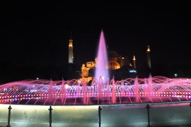 <p><strong>Sultanahmet</strong><br />
Manevi iklimleri bağrında barındıran şehir, Ramazan ayına özel hizmetleriyle de oruç tutanlara kolaylık sağlıyor. İstanbul'da Ramazan ayında nerelere gidilir? Nerede iftar veya sahur yapılır?</p>

