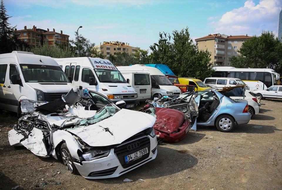 <p>FETÖ'nün 15 Temmuz'daki darbe girişimi sırasında, cuntacıların tanklarla ezdiği araçlar, Ankara Emniyet Müdürlüğüne ait otoparkta tutuluyor. </p>
