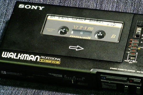 <p><strong>1979: Walkman</strong></p>
<p>Sony 1979 yılında Walkman'ı piyasaya sürerek insanların müzik dinleme alışkanlıklarını tamamen değiştirdi. Bundan böyle insanlar yürürken, çalışırken veya spor yaparken müzik dinleyebilecekti.</p>