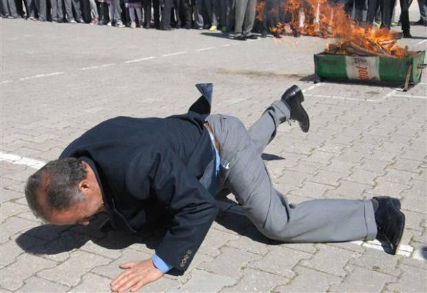 <p>Uşak Belediye Başkan Vekili Nejat Çolak atlarken dengesini kaybederek yere düştü. Protokol üyeleri demir dövdükten sonra, yumurta tokuşturdu. Etkinlik lokma ikramının ardından son buldu. Etkinliğe Uşak Valisi Seddar Yavuz, Garnizon Komutanı Kıdemli Albay Fuat Kömürcü, Emniyet Müdürü Ogün Toprak, Uşak Üniversitesi Rektörü Prof. Dr. Sait Çelik ve protokol üyeleri katıldı.</p>