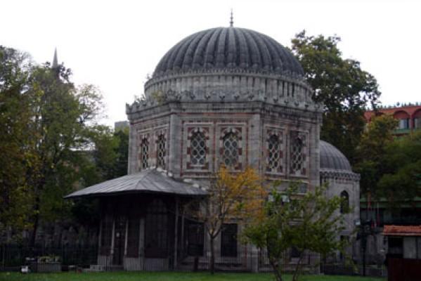 <p>Şehzade Mahmud Türbesi</p>
<p>Kalenderhane Mahallesi Şehzade Caddesi Şehzade Camii avlusu Eminönü - Fatih</p>