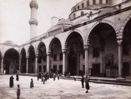 <h2>Sultan Ahmet Camii avlusu 19. yüzyılın sonları.</h2>