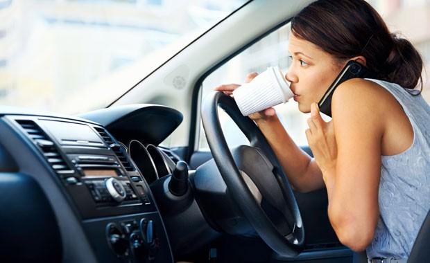 <p>Araç kullanırken, cep telefonu kullanmak gibi dikkatinizi dağıtan davranışlardan kaçının. Araç kullanırken cep telefonu ile konuşmak, alkollü araç kullanmaktan daha riskli olabilmektedir.</p>