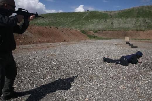 <p>Eğitimde toplumsal olaylarda davranış şekillerinin yanı sıra çelik yelek, miğfer ve gaz maskelerinin kullanımıyla ilgili bilgiler de verildi.</p>