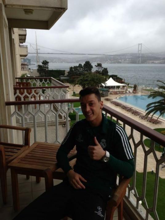 Mesut Özil: Mükemmel sehir Istanbul dan selamlar. 