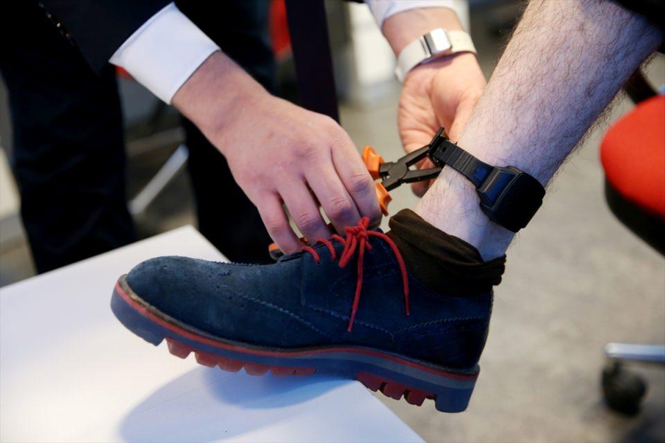 <p>Yıldırım, elektronik izlemenin tutukluluğa alternatif olarak verilen tedbir olduğunu söyledi.</p>

<p> </p>
