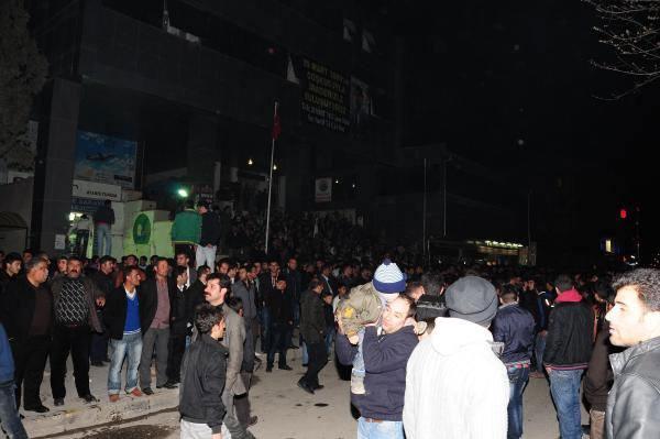 Sanık avukatlarından Orhan Hemedoğlu ise mahkeme heyetinden sanıklara zeytin dalı uzatıp haklarında tahliye kararı vermesini talep ederek, mahkemenin, yaşanan çözüm sürecine ön ayak olması gerektiğini ifade etti.