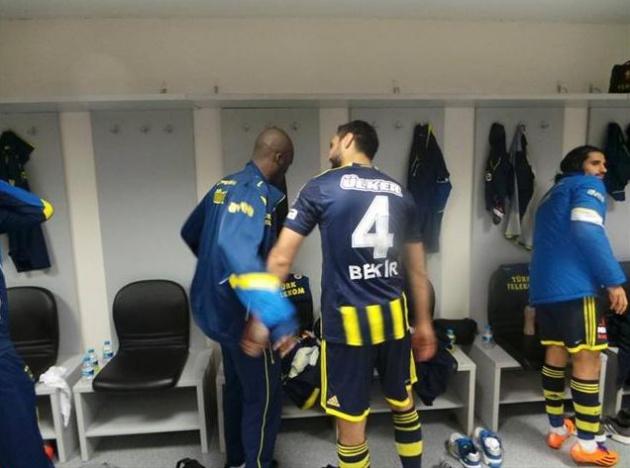 Kayseri Erciyesspor maçında kaçırdığı fırsatlardan sonra gözyaşlarına hakim olamayan futbolcu Senegalli futbolcu Sow, uzun süre kendine gelemedi.