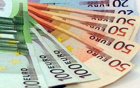 Fed'in piyasaya yeni likidite sürecek olması dolar tarafında gevşemeye neden oldu. Euro, dolara karşı 1.30'un üzerine çıkarak son dört ayın yeni en yükseğini gördü. Buna paralel olarak içeride dolar,  1.7940 TL'ye gerilerken, euro ise 2.34'e yaklaştı.