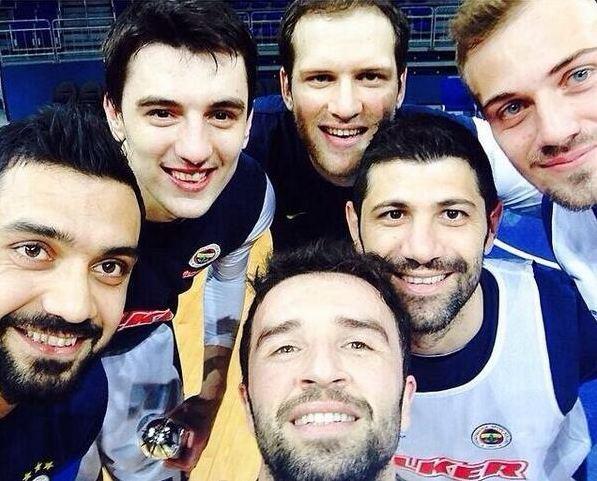 <p><span>Sarı-lacivertli takımın futbolcuları ve basketbolcuları Gökhan Gönül, Mert Günok, Bekir İrtegün, Ömer Onan, Emir Preldzic ve Bojan Bogdanovic hem futbol hem de basketbol oynadı.</span></p>