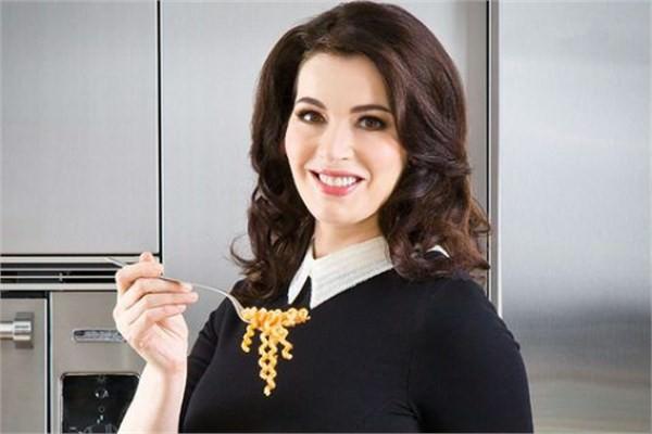 <p><strong>Nigella Lawson</strong><br />İngiltere’nin en önemli ekran yüzlerinden, aşçılık kitaplarıyla da en çok satan yazarlardan Lawson da mal varlığını çocukları ve ailesi yerine yardımseverlik vakıflarına bırakacağını açıkladı.</p>