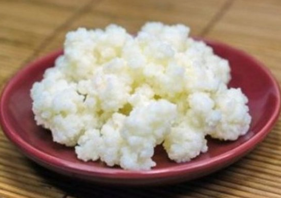 Kefir: Sindirimi ve hazmı kolay, besleyici bir içecektir. Tıpkı yoğurt gibi sindirim sisteminin desteklenmesine yardımcı bir fermente edilmiş süt ürünüdür. Yoğurttan daha yoğun olan probiyotik içeriği ile barsaktaki iyi huylu bakterilerin artmasına yardımcı olur, kötü huylu bakterilerin yerleşmesini önler.