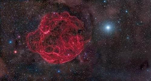 Derin uzay kategorisi ikincisi. Süpernova artığı Simeis 147, 40 bin yıl önce patlayan dev bir yıldızın parçalarından oluşuyor. Simeis 147`ye spagetti nebula da deniyor.