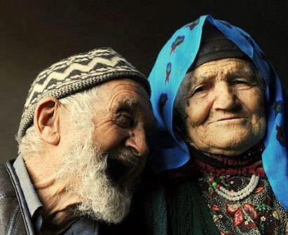 <p>Peygamber efendimiz <strong>(Ana-babanın yüzüne merhametle bakana, hac ve umre sevabı yazılır)</strong> buyurunca, (Günde bin defa bakarsa da böyle midir?) denildi. Cevaben buyurdu ki:<br /><strong>(Günde yüzbin defa baksa da...) [R.Nasıhin]</strong></p>