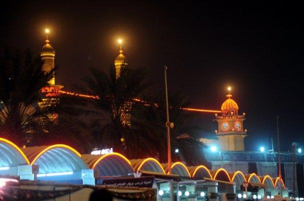 <p>Hazreti Muhammed'in torunu Hazreti Hüseyin ile 71 yareninin Kerbela'da şehit edilişinin 1374. yılı anısına binlerce Şii Kerbela kentine akın etti. Hazreti Hüseyin ve kardeşi Hazreti Abbas'ın türbelerini ziyaret etti. Kubbe ve minareleri altın kaplama olan türbeler özel ışıklarla aydınlatıldı. </p>
